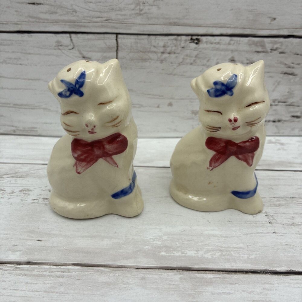 Vtg Shawnee Puss In Boots White Cat Hand Painted Salt And Pepper Shakers  3-1/2"